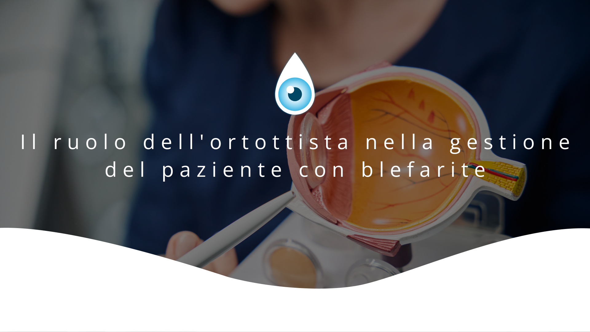 Copertina dell'articolo con titolo e logo Hylocchio. Sullo sfondo, un medico spiega l'anatomia dell'occhio